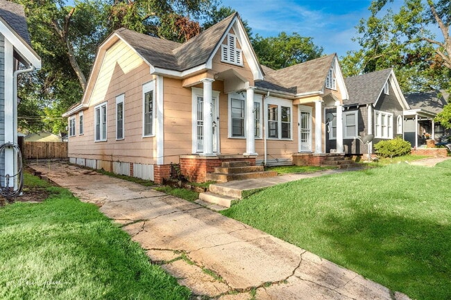 Building Photo - "Charming 1-Bed Retreat with Cozy Fireplac...