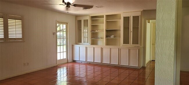 Building Photo - 630 Bradshaw Dr