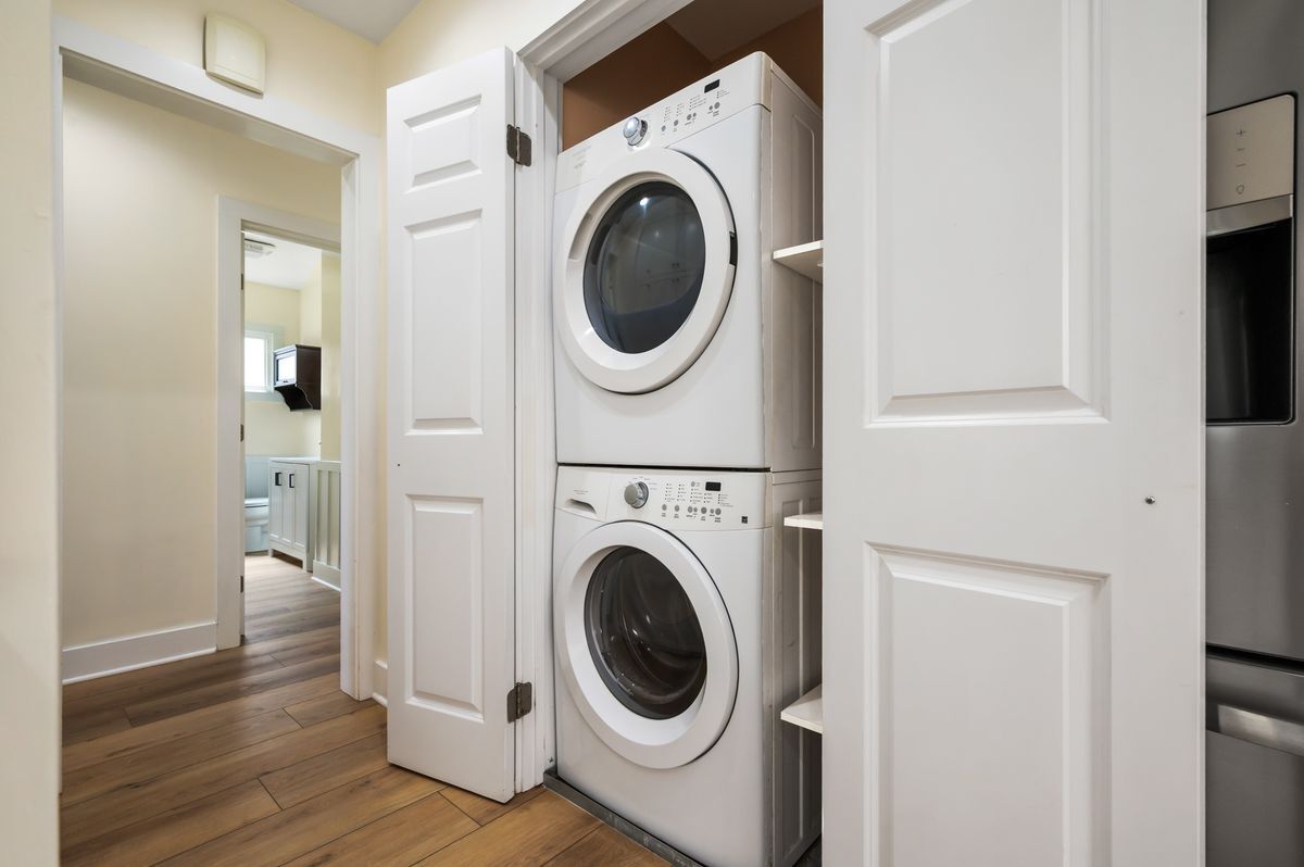 Building Photo - 413 N Paulina Ave