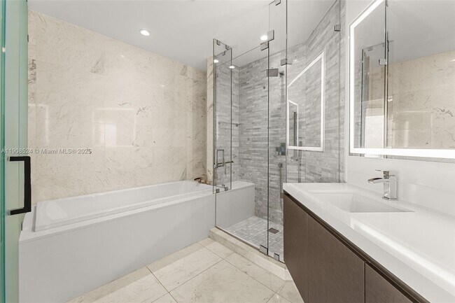 Building Photo - 851 NE 1st Ave