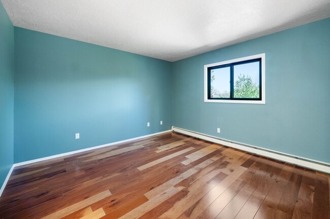Building Photo - NEW MOVE-IN SPECIAL! Vibrant Home Off Rode...