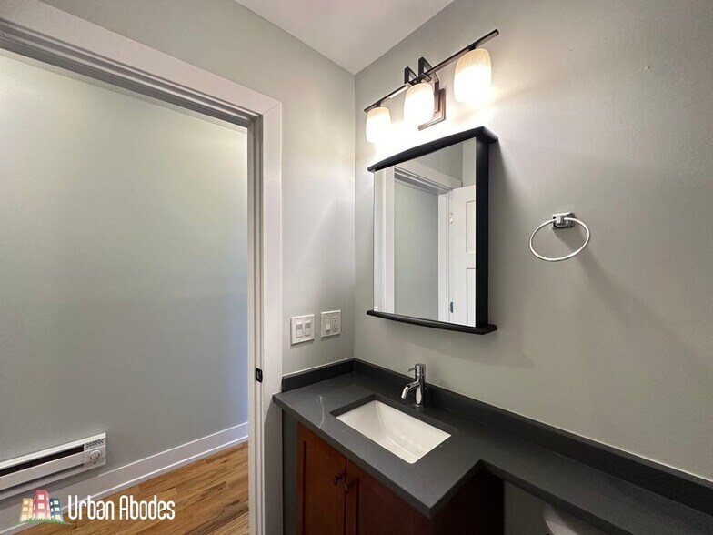 Building Photo - 816 W Cornelia Ave