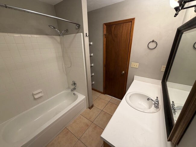 Building Photo - 3207 Shamrock St E