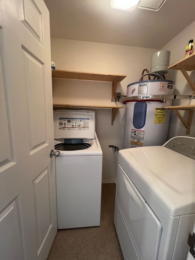 Building Photo - 2 BR 2 BA Condo in east bremerton