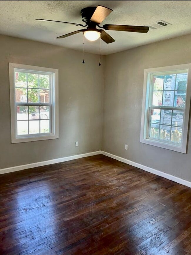 Building Photo - 1302 Parker St