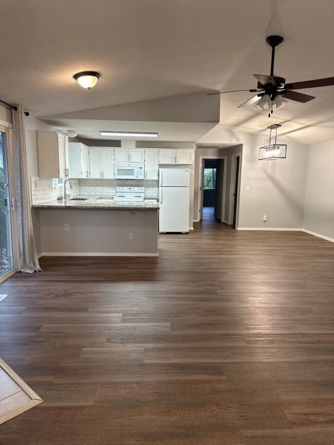 Building Photo - Charming 2 Bedroom Townhome