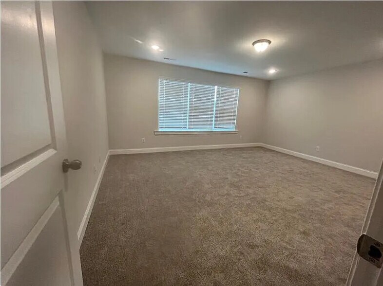 Building Photo - Room in Townhome on Old Grove Ln