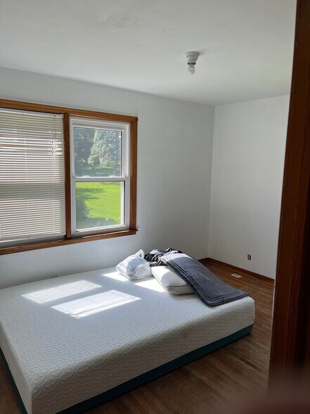 Building Photo - 856 Redwood Dr
