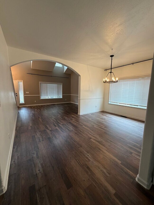 Building Photo - 5207 Villa Dr