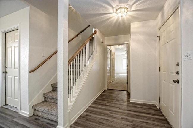 Building Photo - 101 S Mockingbird Cir