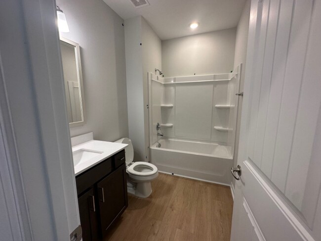 Building Photo - 16 Roxbury Dr