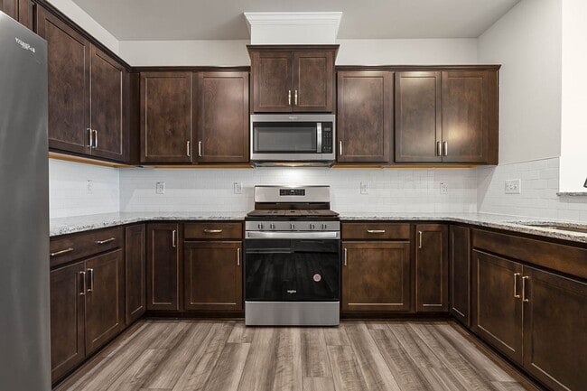 Building Photo - Cozy Townhome with 2 car garage!
