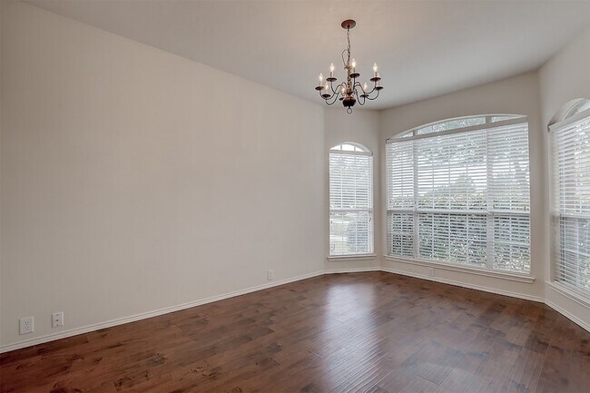 Building Photo - 2609 Monroe Dr