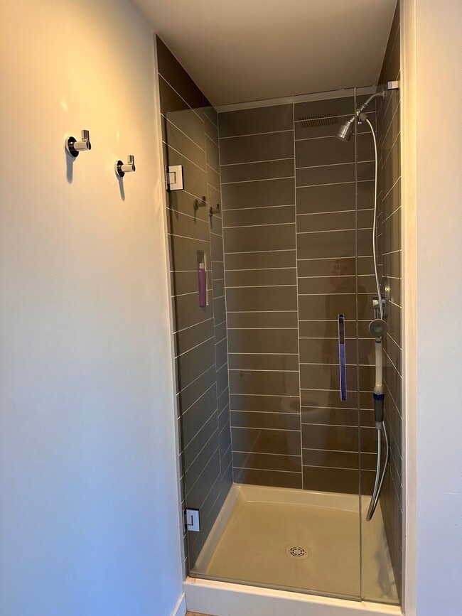 Building Photo - 3 Bedroom 3.5 Bath River Views - Walk to Old Mill