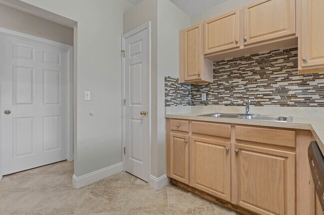 Building Photo - 6 Lemay Pl