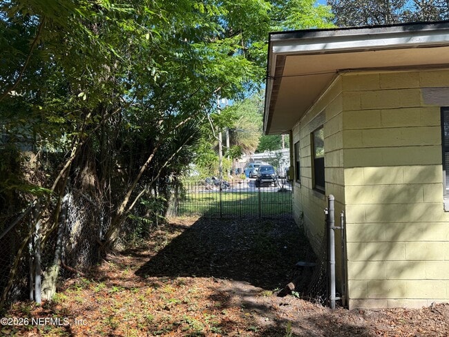 Building Photo - 7118 Pellias Rd
