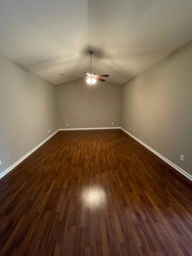 Building Photo - 2 bed, 2 bath, 2 car garage ranch style home in N. Knoxville