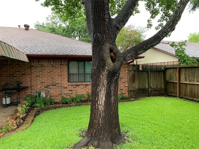Building Photo - 10710 Sagebluff Dr