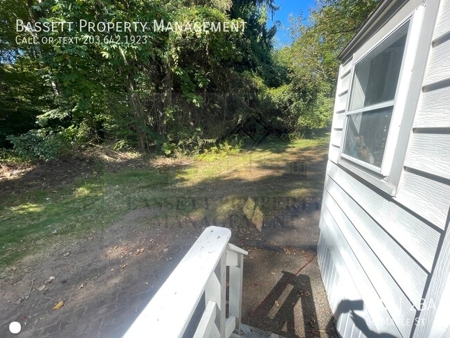 Building Photo - 60 Maple St