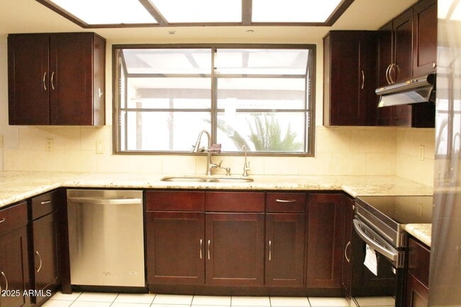 Building Photo - 450 E Barbara Dr