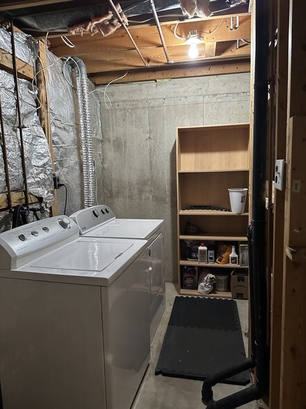 Building Photo - 8018 Grandview Ct