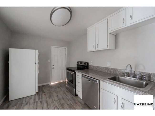 Building Photo - Find Comfort and Style in This Beautifully Designed 1/1 Triplex Unit Nestled in a Peaceful Phoenix N