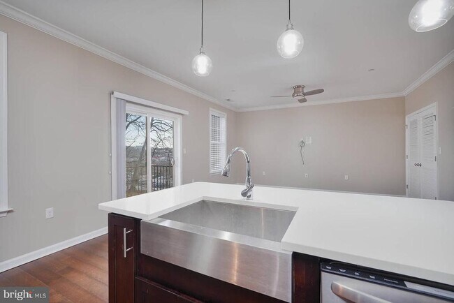Building Photo - 412 Woodcrest Dr SE