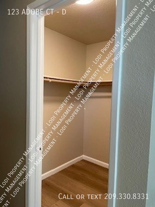 Building Photo - 123 Adobe Ct