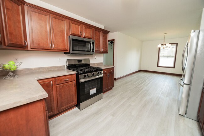 Building Photo - 3 Bedroom / 2 Bathroom Home for Rent in Va...
