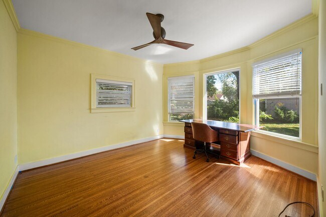 Building Photo - 4 Bed 2.5 Bath Home with a large backyard ...