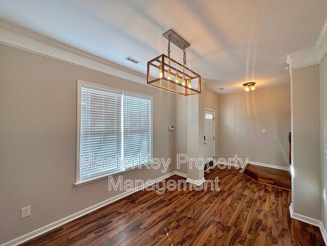 Building Photo - 631 Elm Ave