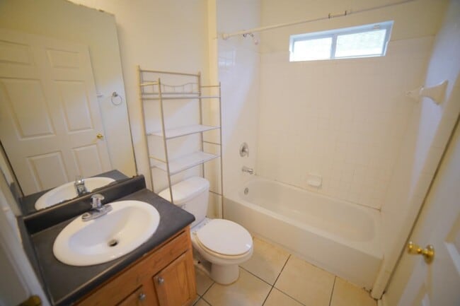 Building Photo - 829 Dent St