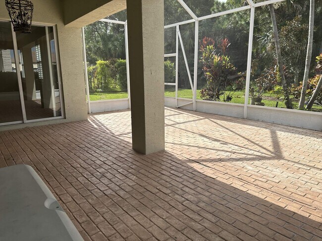 Building Photo - 635 SW Indian Key Dr