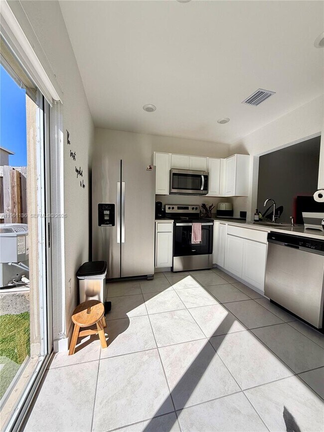 Building Photo - 487 NE 5th St