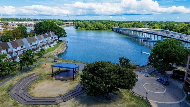 Building Photo - Fabulous 1 Bedroom/1 Bath Condo Unit!