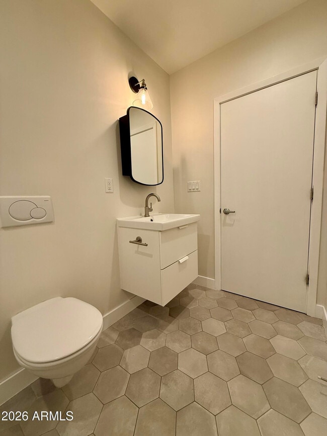 Building Photo - 21 E 6th St