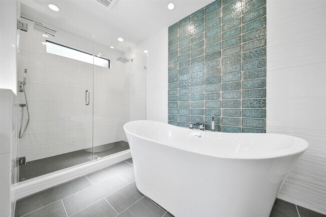 Building Photo - 15607 Memorial Dr