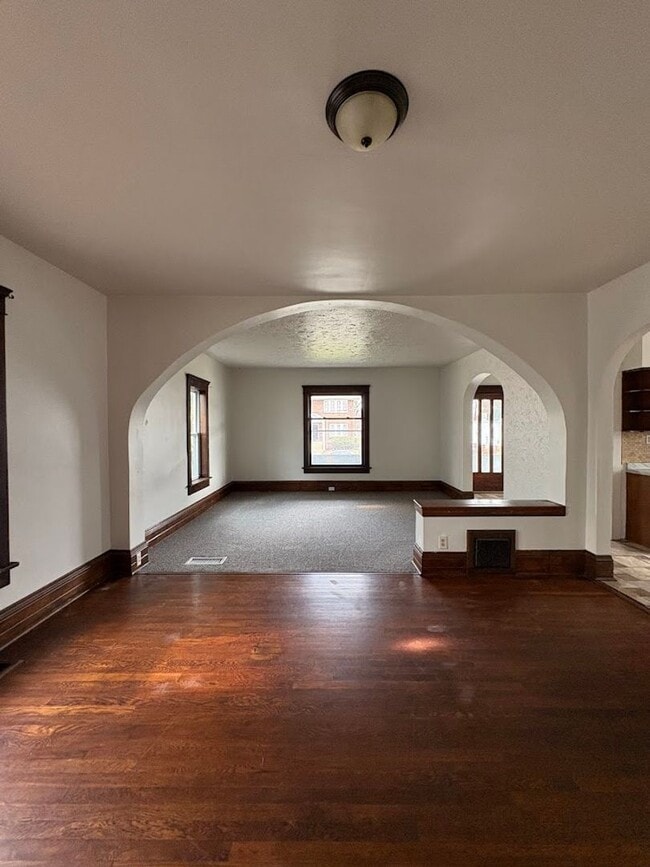 Building Photo - Large 4 bedrooms 2 full bathroom home for rent