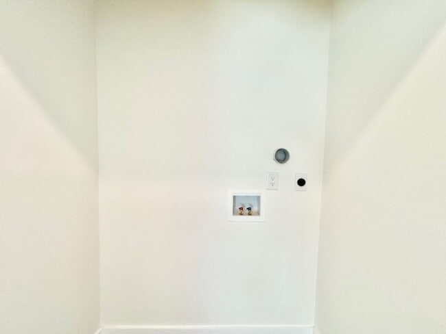 Building Photo - 127 S Santa Rosa St