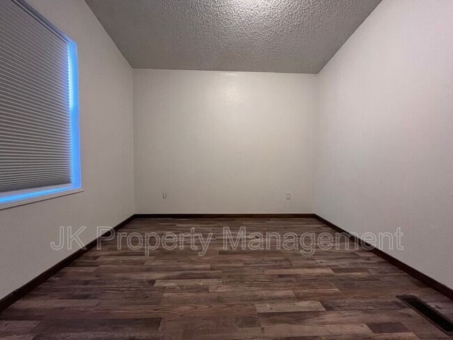 Building Photo - 300 7th St SW