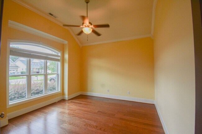 Building Photo - 4 Bedroom 2.5 Bathroom- Small Dogs Considered