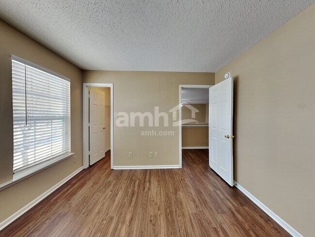 Building Photo - 5862 N Quincy Dr