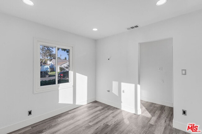 Building Photo - 13536 Hamlin St