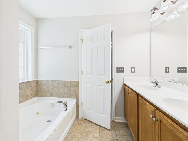 Building Photo - Charming 5-Bedroom 2.5 Bathroom Home locat...