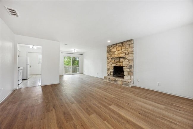 Building Photo - 807 Castle Ridge Rd
