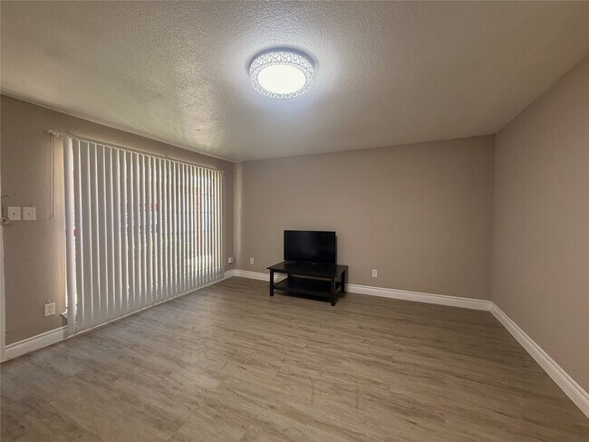 Building Photo - 9201 Clarewood Dr