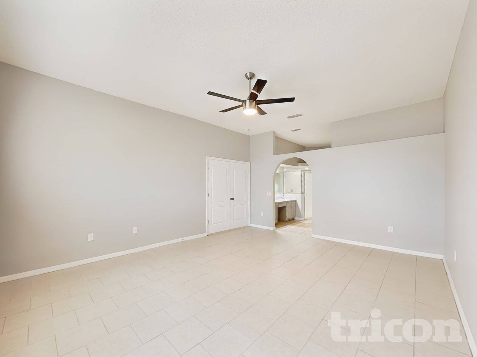 Building Photo - 250 Parkview Dr