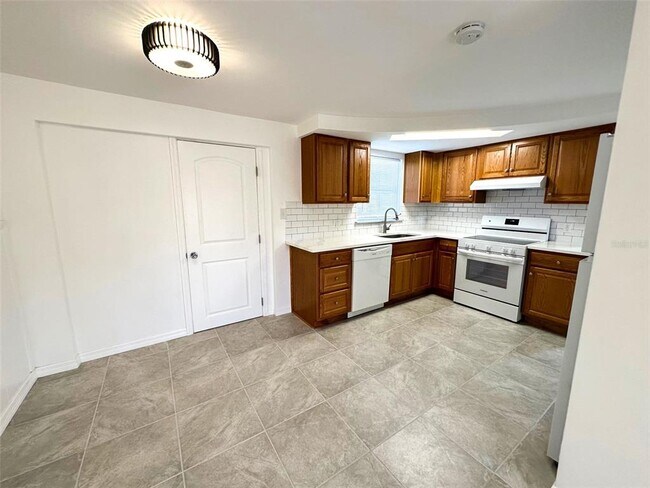 Building Photo - 3607 Cambridge St