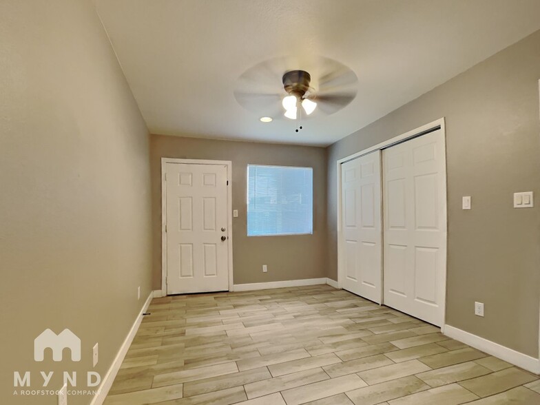 Building Photo - 548 E Royal Palms Dr
