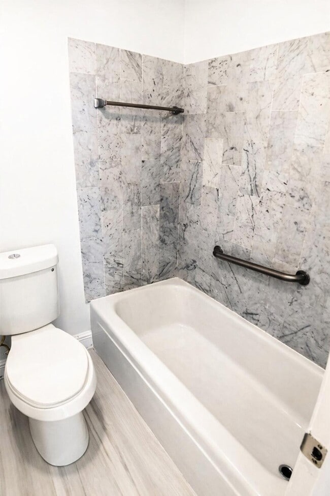 Building Photo - 6521 Bay Club Dr